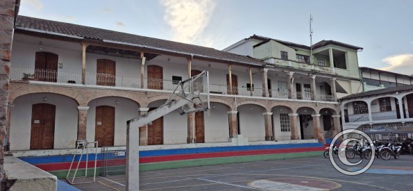 Inside a school on Modesto Jaramillo and Juan Montalvo