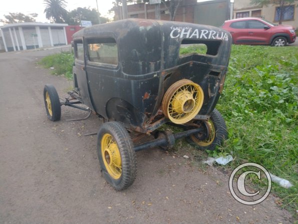 A very old car (3)