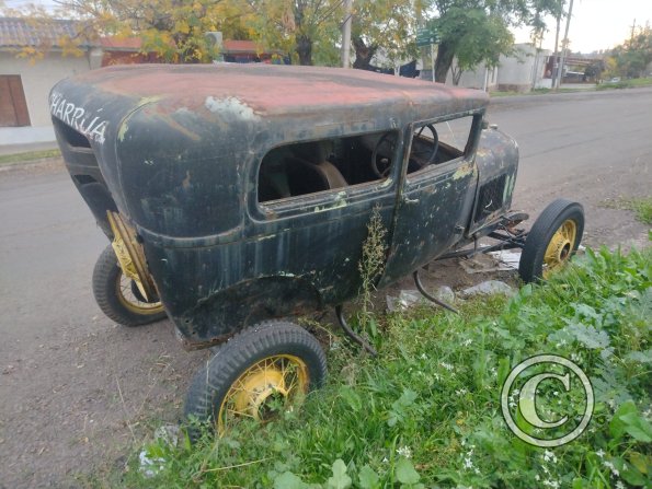 A very old car (4)