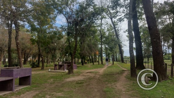 Parque Paseo 7 De Septiembre, riverside park at the bridge.jpg